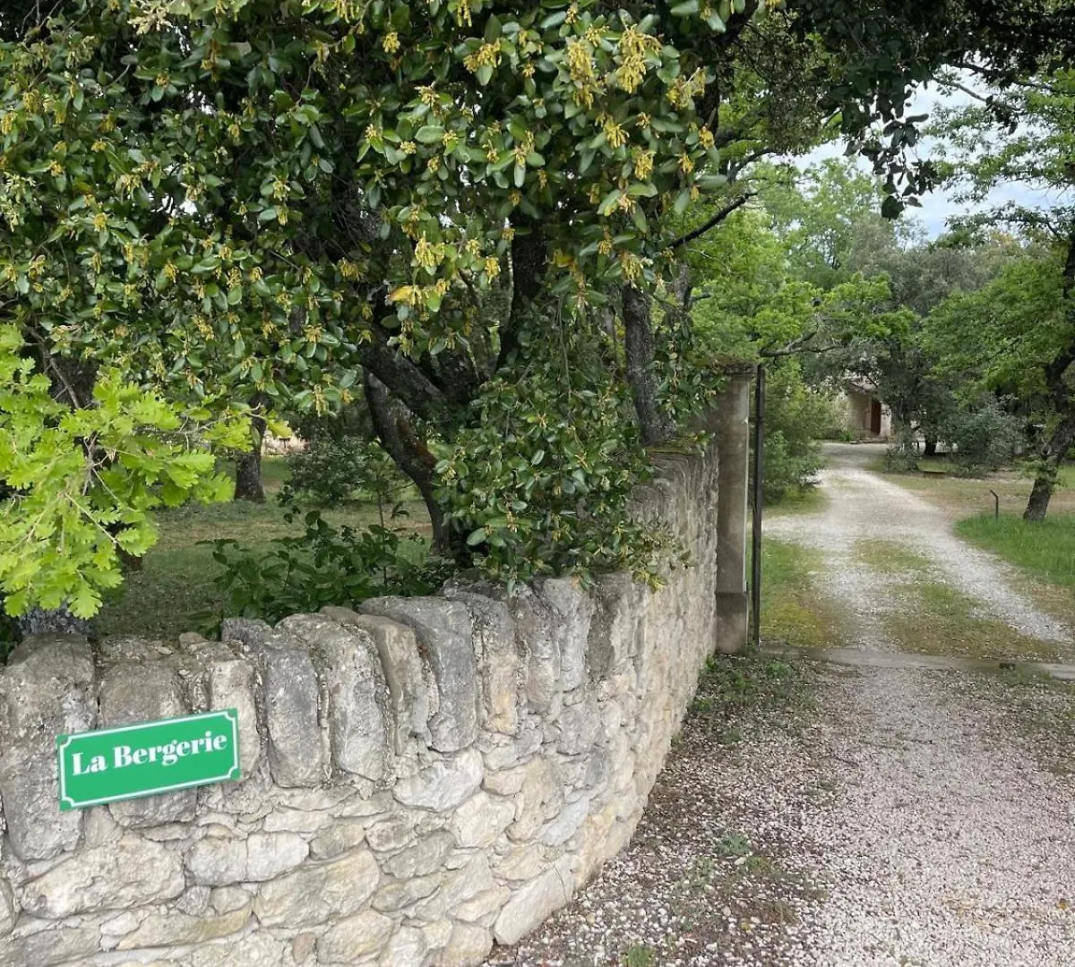 לינה וארוחת בוקר גריניאן Le Cabanon De La Bergerie