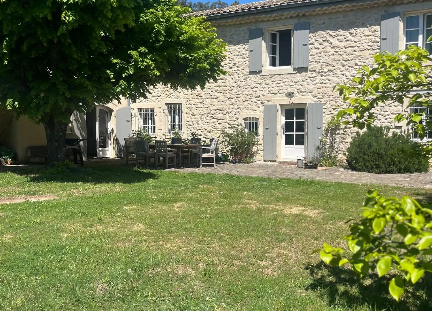 לינה וארוחת בוקר גריניאן Le Cabanon De La Bergerie